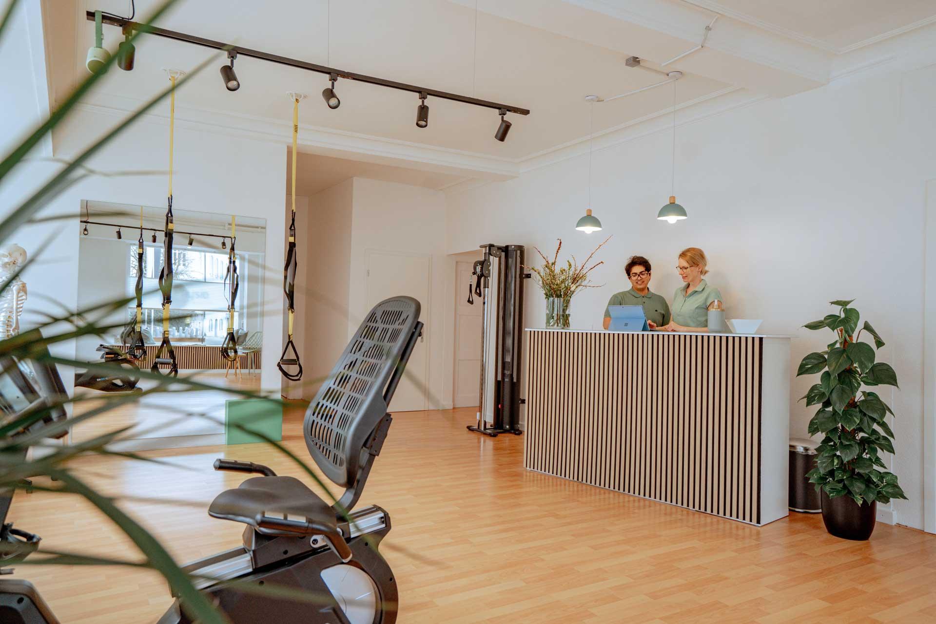 Empfangs- und Trainingsbereich der Praxis Physio Münchenstein am Dorfplatz