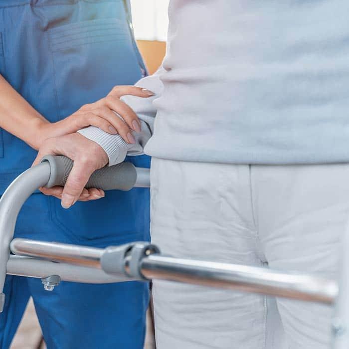 Physiotherapeutische Behandlung bei einer Patientin zu Hause