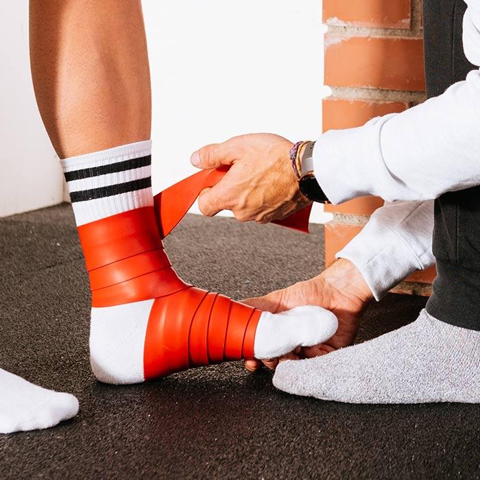 Medical Flossing am Knie bei Physio Münchenstein