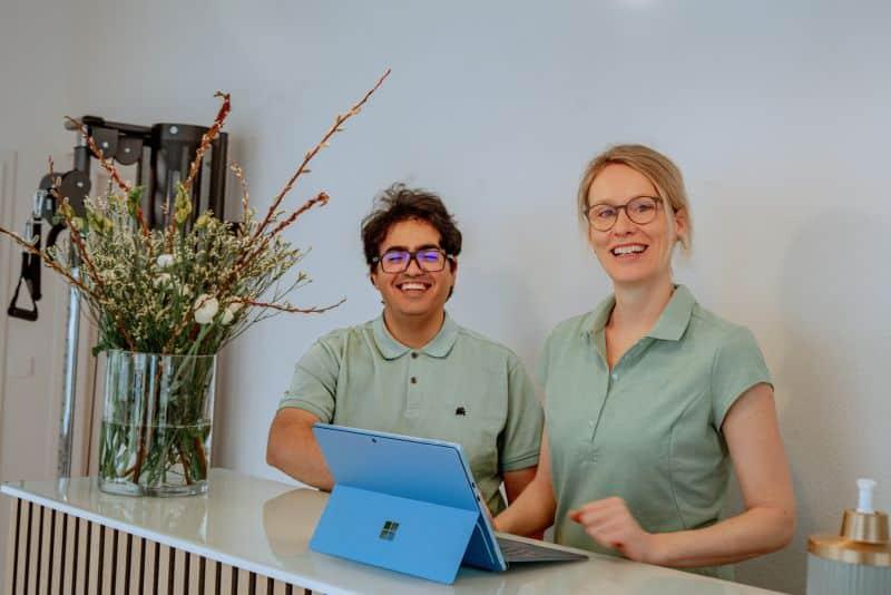 Anette Volk und Tareq Sroor am Empfang von Physio Münchenstein